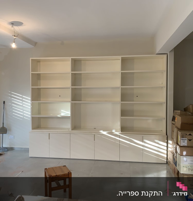 ארון מדפים לבן מותקן על קיר